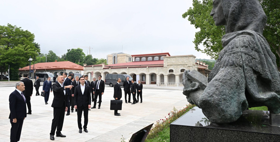 İlham Əliyev və Sərdar Berdiməhəmmədov Şuşada Azərbaycanın tanınmış şəxsiyyətlərinin işğal dövründə güllələnmiş büstlərinə baxıblar